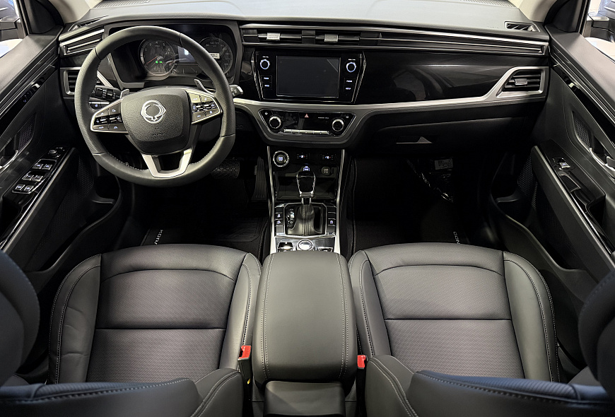 интерьер KGM Korando Gray, Dream 1.5T AWD AT6 (163 л.с.)